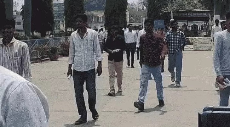 यूपी होमगार्ड भर्ती परीक्षा पहली पाली समाप्त, अभ्यर्थी बोले- UPSI की टक्कर का था पेपर, GK-GS ने उलझाया
