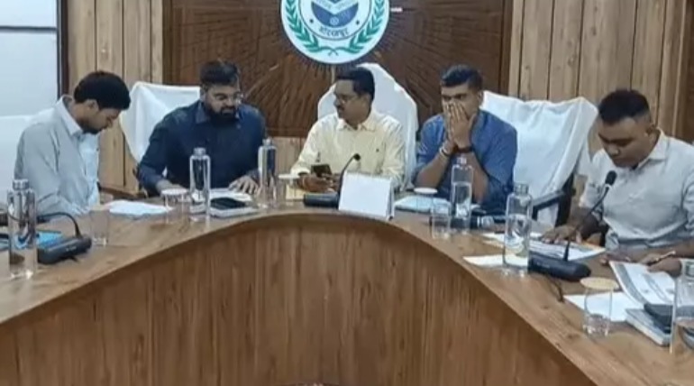 बैठक से निकलते ही भूल जाते हैं निर्देश, कमिश्नर की चेतावनी के बाद भी नहीं हुई बैरिकेडिंग, दूसरे दिन ही नाले में गिरकर गई जान
