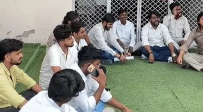 गोरखपुर युनिवर्सिटी के हास्टल के खाने में कीड़े मिले, कुलपति ने आरोप को ठहराया गलत