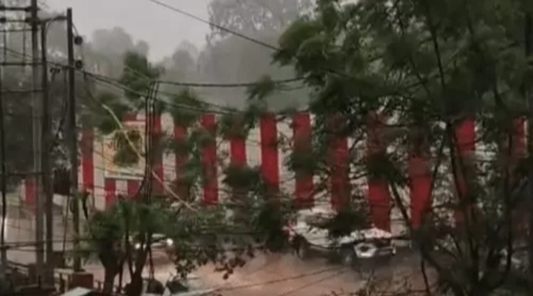 धूल भरी आंधी के साथ बारिश शुरू, 60 की रफ्तार से चली हवाएं, शाम को अचानक बदला मौसम