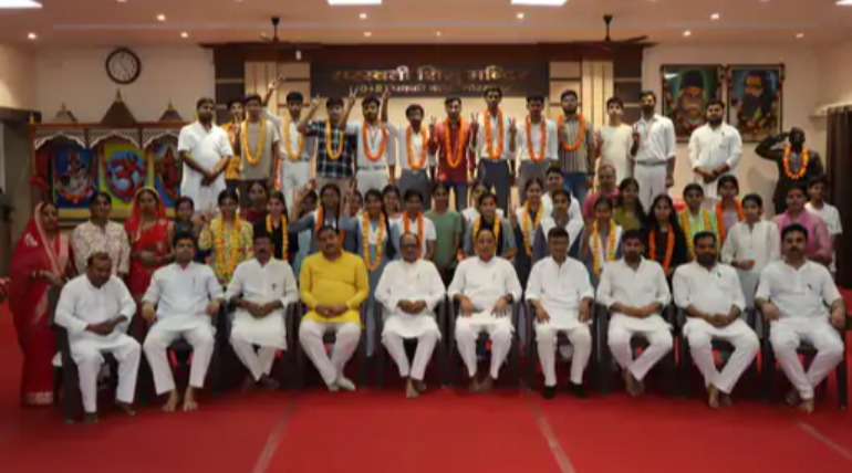 सीबीएसई 12th में आर्या ने शिशुमंदिर में टॉप किया, आर्मी पब्लिक की लाक्षी 94.6%, संस्कृति पब्लिक के रितेश 96.4% भी बने टॉपर
