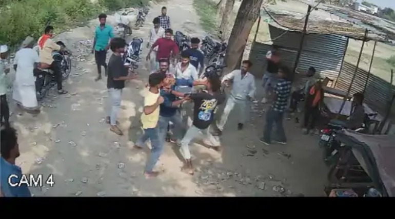 देशी शराब दुकान पर युवक की पिटाई, सीसीटीवी में कैद हुई घटना, सिर फूटा