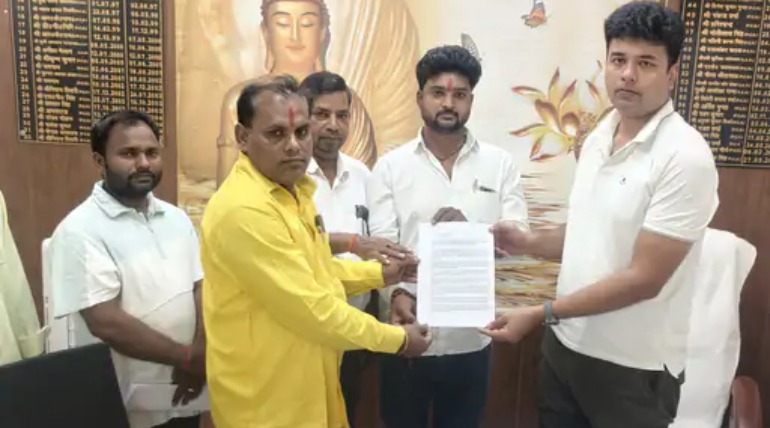 तरकुलहा देवी मंदिर में मारपीट, अवैध वसूली का आरोप, व्यापारियों और सेवकों ने मुख्यमंत्री को संबोधित ज्ञापन सौंपा