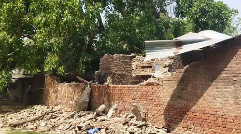 150 साल पुराना पेड़ मकान पर गिरा, आंधी-बारिश से घर जमींदोज, परिवार खुले आसमान के नीचे