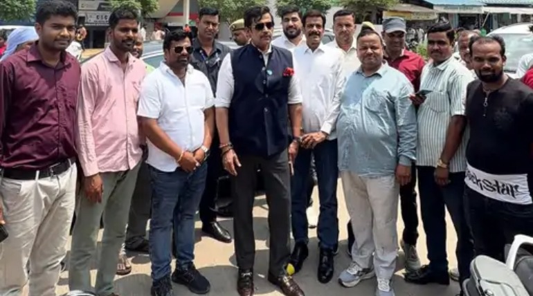 सांसद रवि किशन दो गाड़ियों से भटहट पहुंचे, कार्यकर्ताओं से मिलकर पेट्रोलियम बचाने की अपील