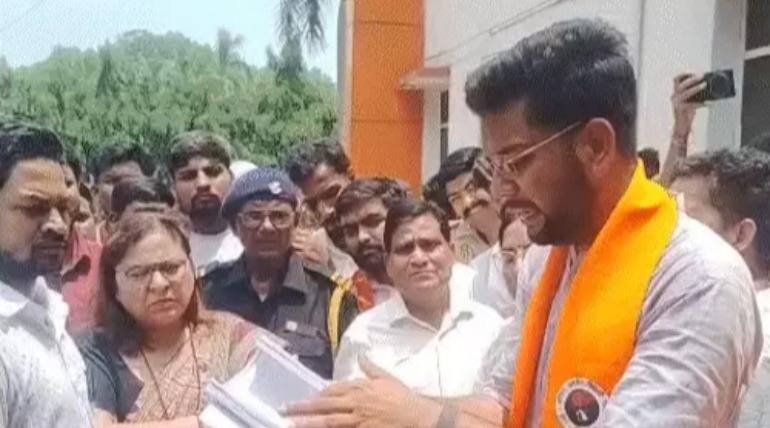 गोरखपुर विश्वविद्यालय में ABVP का प्रदर्शन, पेड़ काटने पर नाराज हुए छात्र, जांच कर होगी कार्रवाई