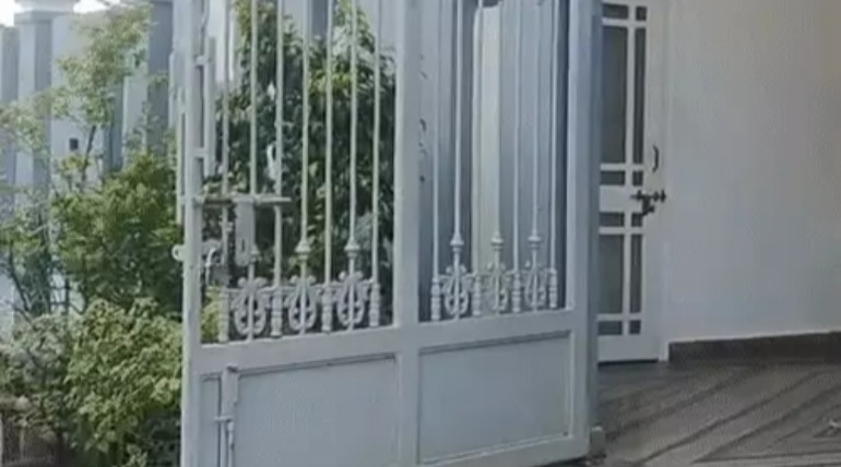 कुशीनगर सांसद के साथ इलेक्ट्रिक कार में निकले रविकिशन, गाड़ियों का काफिला खत्म, प्रदूषण की समस्या से मिलेगी निजात