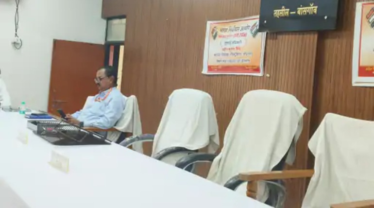 बांसगांव तहसील समाधान दिवस में अधिकारी अनुपस्थित, मुख्यमंत्री के कार्यक्रम में व्यस्तता से फरियादी निराश लौटे