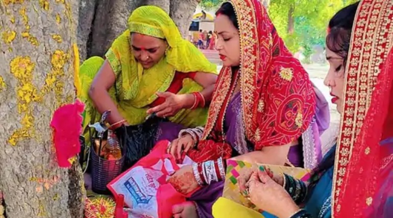 महिलाओं ने रखा वट सावित्री व्रत, कोना सोनबरसा के प्राचीन शिव मंदिर में की पूजा-अर्चना