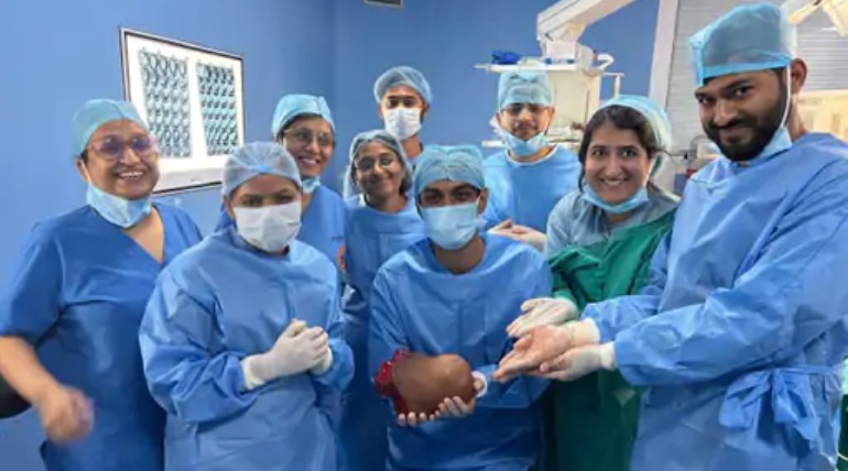 एम्स ने 1.8 किलो का विशाल ट्यूमर निकाला, ईएनटी टीम ने पैरोटिड ग्रंथि से दुर्लभ सर्जरी कर रोगी को राहत दी