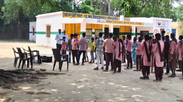 स्कूल में पृथ्वीराज चौहान जयंती मनाई, समाजसेवियों ने बच्चों को फल, चॉकलेट और मिठाइयां वितरित कीं