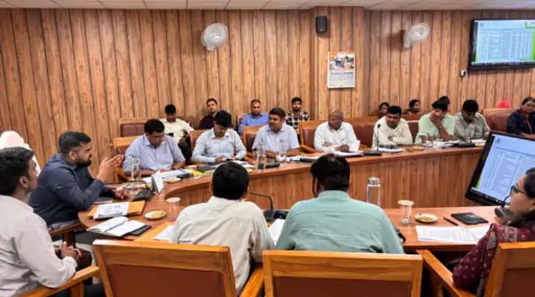 संपत्ति कर वसूली में लापरवाही पर नगर आयुक्त की सख्ती, कम टैक्स वसूली पर लगाई फटकार, 10 लाख से बड़े बकायेदारों की वसूली