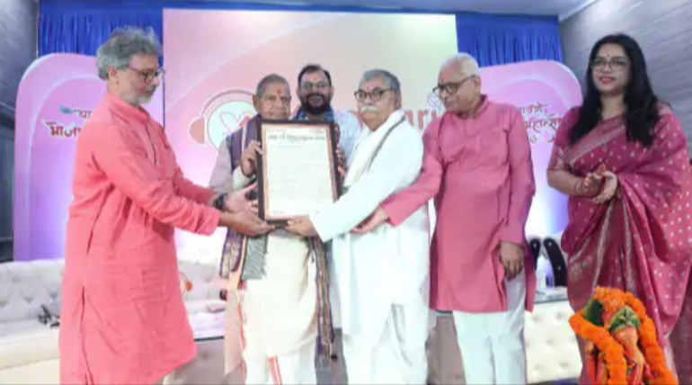यायावरी भोजपुरी महोत्सव, नामचीन लोक गायक पदमश्री विजेता भारत सिंह भारती को शिखर सम्मान से नवाजा