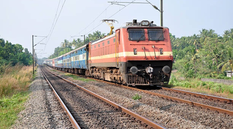 गोरखपुर होकर चलने वाली 22 ट्रेनें निरस्त, 21 दिनों तक रहेगा मेगा ब्लॉक, 27 गाड़ी का बदला रहेगा रास्ता