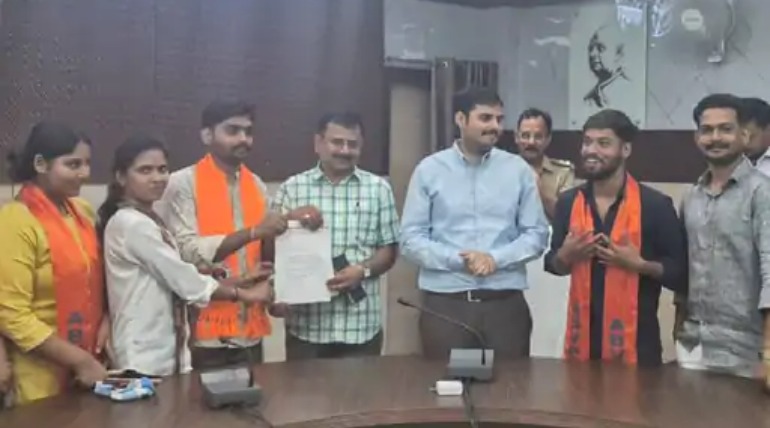 DDU में SC-ST हॉस्टल बनकर तैयार, आवंटन नहीं, आंदोलन पर उतरा ABVP छात्र संगठन, CDO की गाड़ी को घेरा