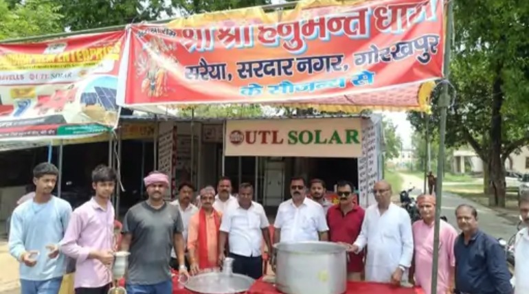 हनुमंत धाम में ज्येष्ठ मंगलवार पर शरबत वितरण, मंदिर समिति ने राहगीरों को पिलाया ठंडा पानी-शरबत