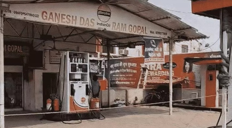 पेट्रोल पंप पर लगी गाड़ियों की कतार, लाइन में लगे लोग, तेल की किल्लत ने बढ़ाई परेशानी
