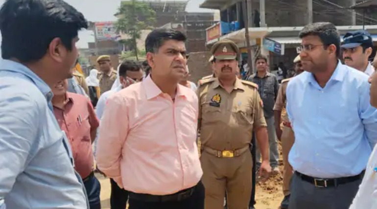 कमिश्नर-डीएम ने किया फोरलेन का निरीक्षण, मुख्यमंत्री के लोकार्पण से पहले दिए बाधाएं दूर करने के निर्देश