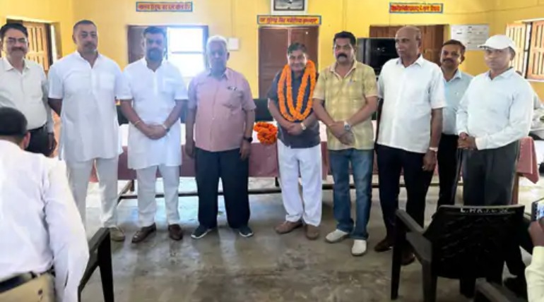 शिक्षक महेश्वर त्रिपाठी सम्मानित, राज्य अध्यापक पुरस्कार के लिए चयन पर भव्य समारोह