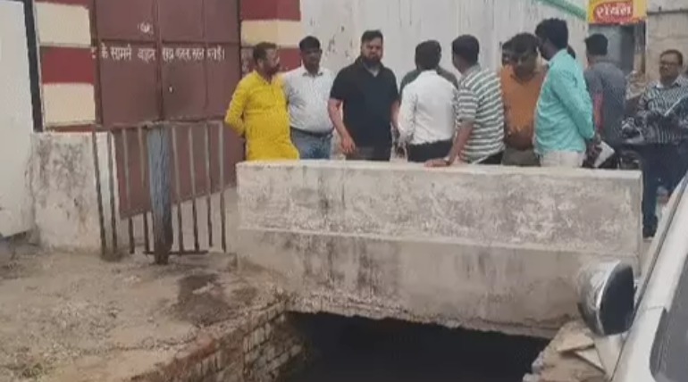 नाले पर बने स्लैब तोड़कर होगी सफाई, नगर आयुक्त ने दिए निर्देश,  साहबगंज किराना मंडी के बड़े नाले का किया निरीक्षण
