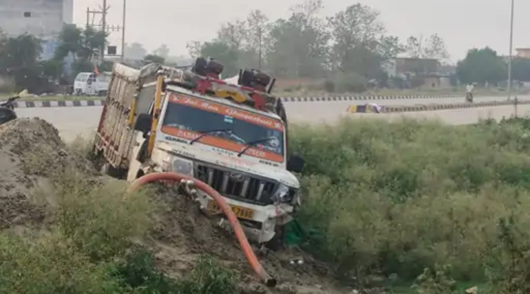 टला बड़ा हादसा, डिवाइडर से टकराकर दो पोल तोड़ते हुए 5 फीट गहरे गड्ढे में गिरी पिकअप, बाल-बाल बचे चालक-खलासी