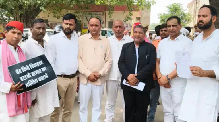 सपा का हल्लाबोल, गीडा में बढ़ते प्रदूषण व स्थानीय युवाओं के रोजगार को लेकर धरना, एसडीएम को सौंपा ज्ञापन