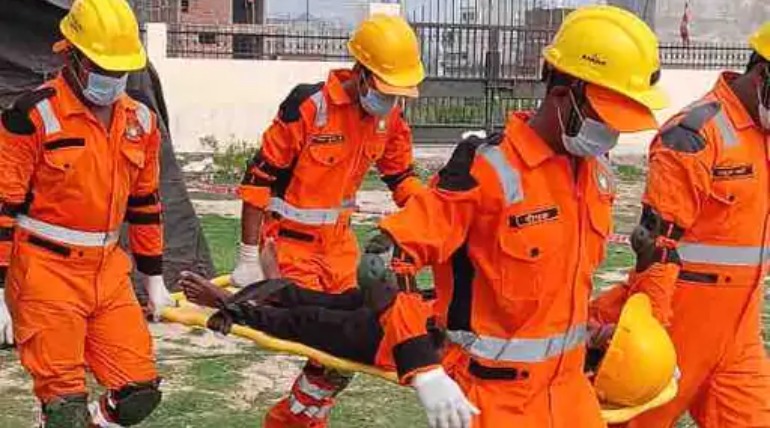 आग भड़कने पर NDRF का ऑपरेशन, दीवार काटकर बाहर निकाले गए लोग, सफल मॉकड्रिल