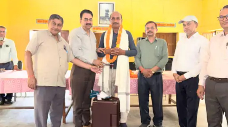 मजीठिया सभागार में सेवानिवृत्त शिक्षक का विदाई समारोह, उपहार भेंट किए