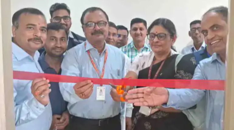 एयरपोर्ट पर लगा आयुष्मान आरोग्य शिविर, पोर्टेबल एक्स-रे मशीन से हुई चेस्ट की जांच