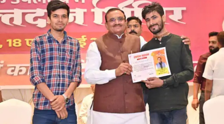पूर्व गृह मंत्री ने बांसगांव के पुनीत पांडेय को किया सम्मानित, रक्तदान-समाजसेवा में उत्कृष्ट योगदान के लिए मिला सम्मान