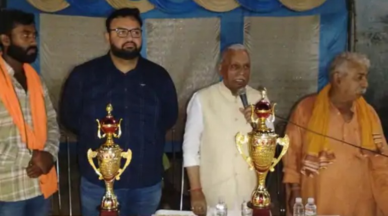 क्रिकेट टूर्नामेंट में रमापति राम त्रिपाठी शामिल, पूर्व सांसद ने खिलाड़ियों का उत्साह बढ़ाया