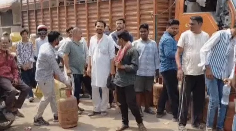गोरखपुर की एक गैस एजेंसी पर 33 लाख का जुर्माना, होम डिलीवरी में लापरवाही, उपभोक्ताओं को रात भर गोदाम पर रुकने को किया मजबूर
