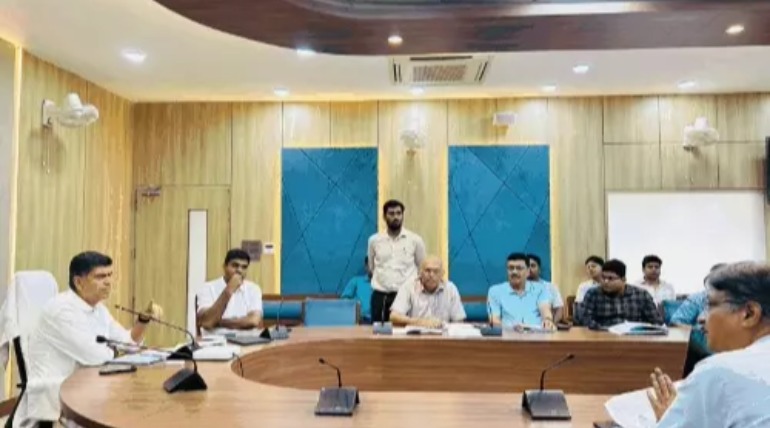 बिजली कटौती व फाल्ट पर नाराज हुए कमिश्नर, फोन न उठाने वालों पर होगी कार्रवाई