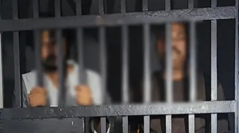 बुलेट सवारों ने फूंक दी कार, साइड न देने को लेकर युवक को जमकर पीटा, पुलिस ने दो को किया गिरफ्तार