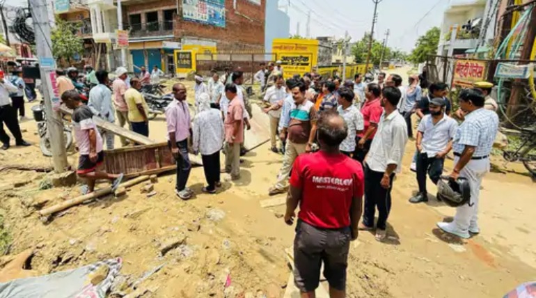 अधूरे नाले में गिरकर गाय की मौत,  ढाई साल से बन रहा नाला, नगर निगम के खिलाफ फूटा लोगों का गुस्सा