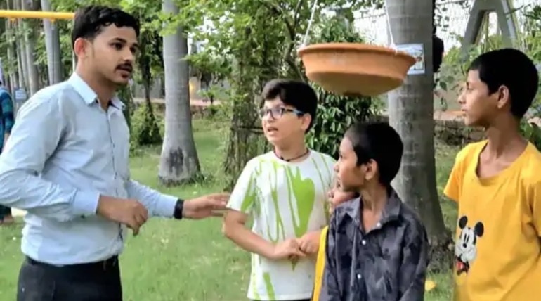 गोरखपुर में पक्षियों के लिए 'जल पात्र अभियान' शुरू, आदित्य निगम ने शहर के 12 स्थानों पर लगाए जल पात्र