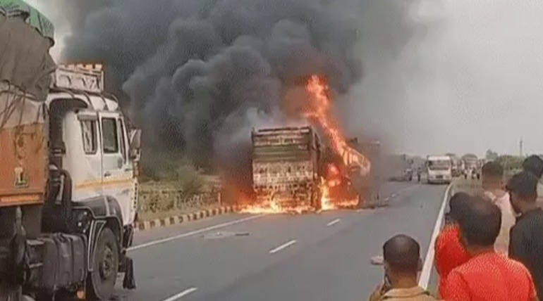 ट्रक-डंपर में टक्कर, ड्राइवर-क्लीनर जिंदा जले, पुलिस ने डंपर से दोनों के कंकाल बाहर निकाले, हाईवे पर 5 किमी. लंबा जाम