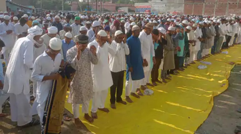 ईद-उल-अजहा का पर्व अकीदत से मना, ईदगाहों-मस्जिदों में नमाज अदा कर अमन-चैन की दुआ मांगी