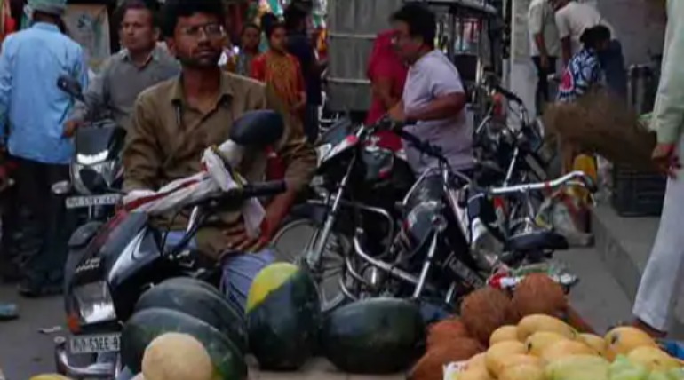 कौड़ीराम में अतिक्रमण से सड़कें जाम, जनता परेशान, आवागमन बाधित