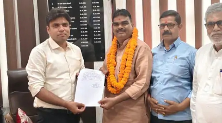 संजय सिंह निर्विरोध ग्राम विकास बैंक के डेलीगेट चुने गए, बांसगांव में निर्वाचन अधिकारी ने दिया प्रमाण पत्र