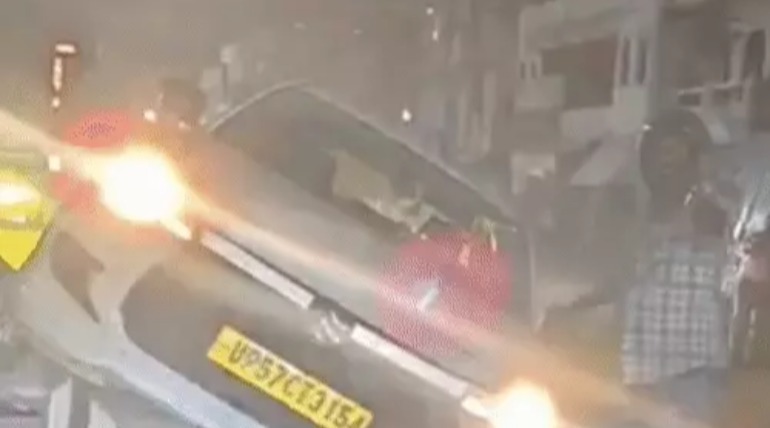 डिवाइडर पर चढ़ी कार, बड़ा हादसा टला, राहगीरों की मदद से बाहर निकला ड्राइवर, मामूली चोटें आई