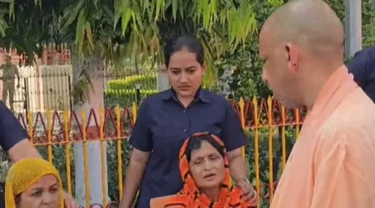 CM ने गोरखपुर में 200 लोगों की समस्या सुनी, धन के अभाव में नहीं रुकेगा किसी का इलाज
