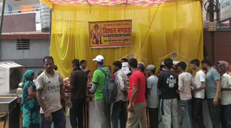 बड़े मंगल पर हजारों भक्तों ने लिया प्रसाद, विशाल भंडारे का आयोजन, लगे जयकारे