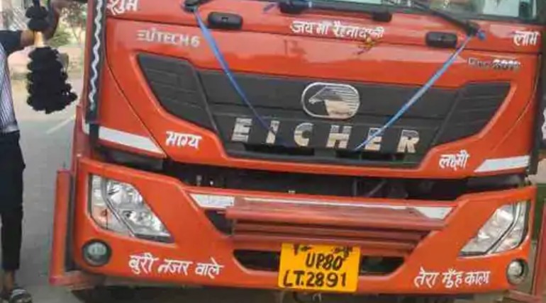 नो-एंट्री में घुसे ट्रक ने बाइक सवारों को मारी टक्कर, कौड़ीराम में दो युवक घायल, चालक फरार
