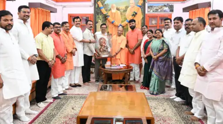 3 साल पूरे होने पर सीएम से मिले महापौर, भविष्य की योजनाओं पर की चर्चा, उपलब्धियां भी गिनाईं