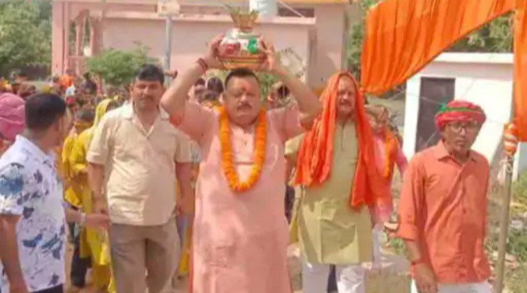 108 कलशों के साथ निकली कलश यात्रा, कौड़ीराम के सिद्धपीठ बाबा बम्बनाथ मंदिर में रामकथा का शुभारंभ