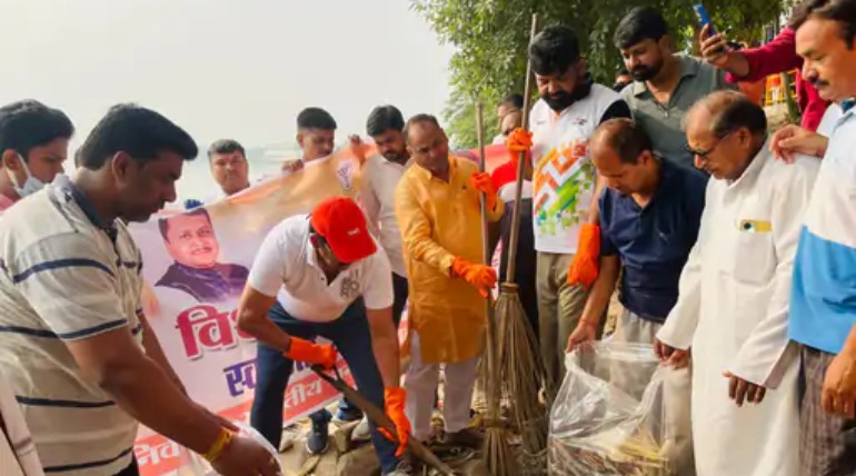 मोदी सरकार के 12 साल पूरे, रवि-किशन का सफाई संदेश, नौका विहार किनारे खुद उठाई झाड़ू
