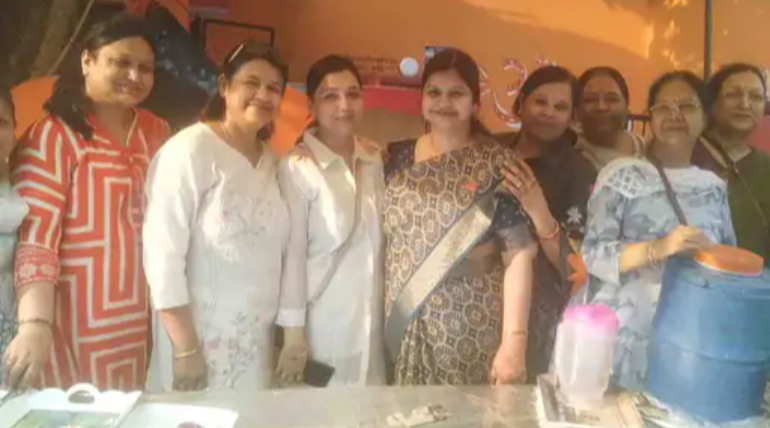 गर्मी से राहत देने आगे आईं महिलाएं, एडी मॉल के पास लगाया निशुल्क प्याऊ, राहगीरों को पिलाया ठंडा पानी और गन्ने का जूस