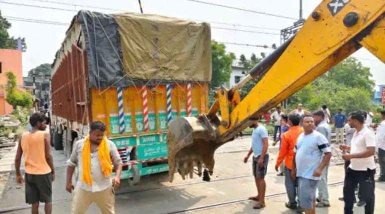ट्रैक पर फंसा गिट्टी लदा ट्रक, चौरीचौरा में एक घंटा बाधित रहा रेल संचालन
