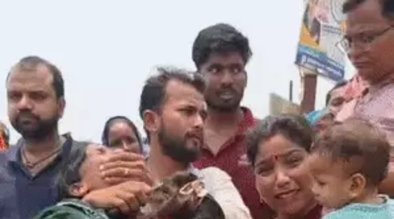 ट्रेलर ने बाइक को पीछे से मारी ठोकर, पति व पत्नी की मौत, 7 साल का मासूम गंभीर रूप से घायल, ट्रेलर चालक फरार, ट्रेलर जब्त